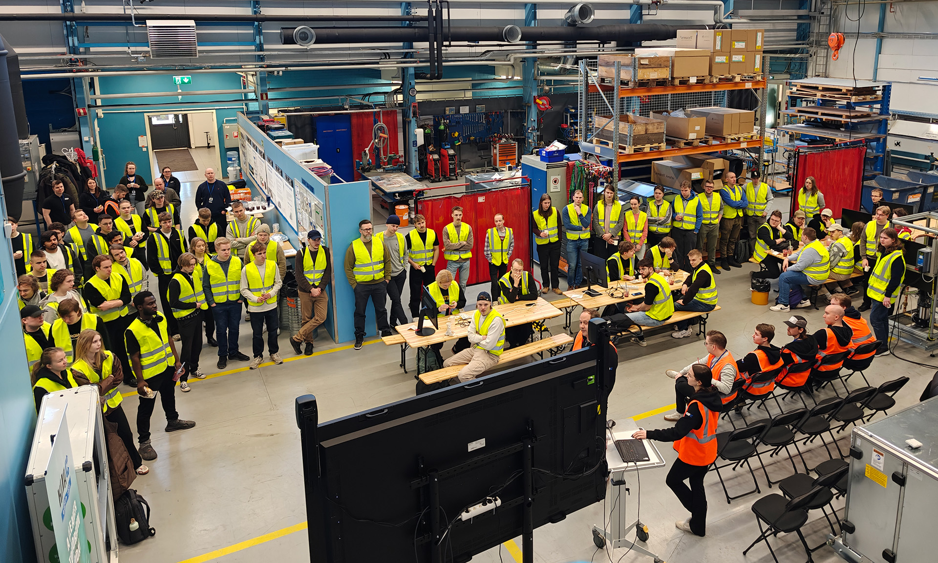 Opiskelijat ratkoivat älykkään talotekniikan haasteita Koja Group Hackathonissa